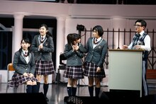 科学部 科学究明機構ロヂカ？への入部を希望する森萌々穂（中央）。（写真提供：アミューズ）