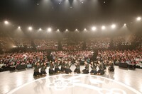 「さくら学院祭☆2016」2日目の集合写真。（写真提供：アミューズ）