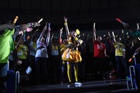 スタンド席で歌う伊藤千由李。