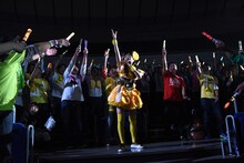 スタンド席で歌う伊藤千由李。