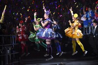 スタンド席通路で歌うチームしゃちほこ。