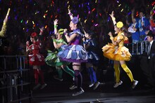 スタンド席通路で歌うチームしゃちほこ。