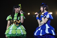 左から坂本遥奈、咲良菜緒。