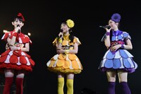 左から秋本帆華、伊藤千由李、大黒柚姫。