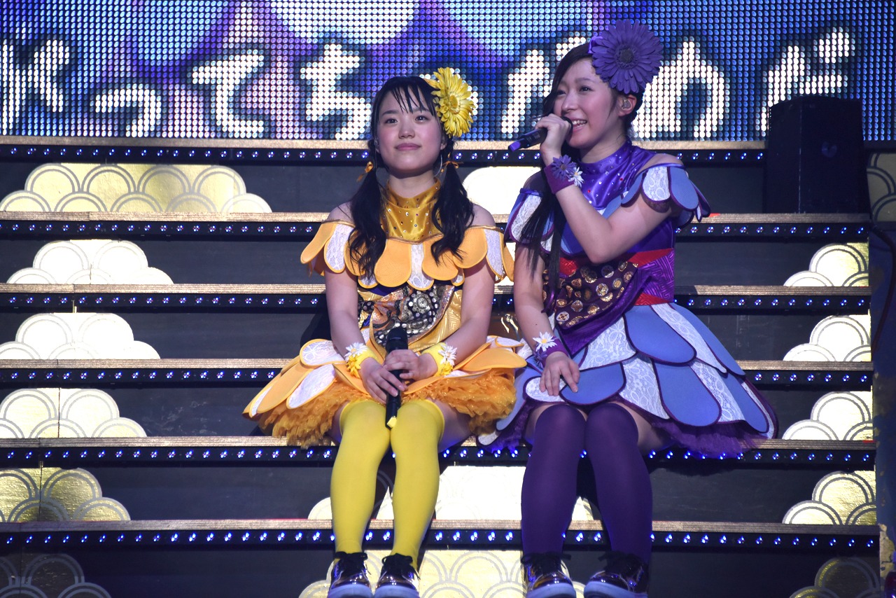 階段に座って歌う伊藤千由李（左）と大黒柚姫（右）。