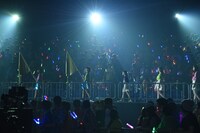 旗を持って行進する3B juniorたち。