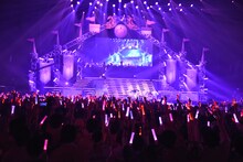 安藤ゆずのイメージカラーであるピンクに染まる横浜アリーナ。