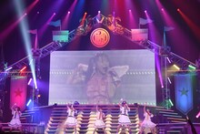 安藤ゆずの映像をバックに「抱きしめてアンセム」を歌うチームしゃちほこ。