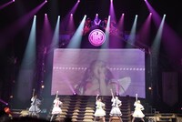 安藤ゆずの映像をバックに「抱きしめてアンセム」を歌うチームしゃちほこ。