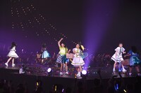 3B juniorと共に、客席にラケットでボールを打つチームしゃちほこ。