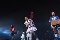 左から中村優（3B junior）、秋本帆華、斎藤夏鈴（3B junior）。