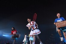 左から中村優（3B junior）、秋本帆華、斎藤夏鈴（3B junior）。