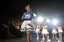 スタンド席通路を歩くチームしゃちほこ。