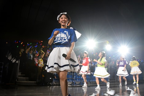 スタンド席通路を歩くチームしゃちほこ。