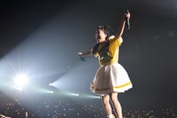 メンバーの「あんよがじょうず、あんよがじょうず」の声に合わせて花道を歩く伊藤千由李。