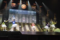 「アリーナー！」の雄叫びでメンバーと観客を吹き飛ばす秋本帆華。