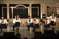 「秋桜学園 合唱部」のパロディ寸劇より森萌々穂に「呪いあれ」と言い放つ吉田爽葉香（右）。