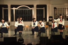 「秋桜学園 合唱部」のパロディ寸劇より森萌々穂に「呪いあれ」と言い放つ吉田爽葉香（右）。