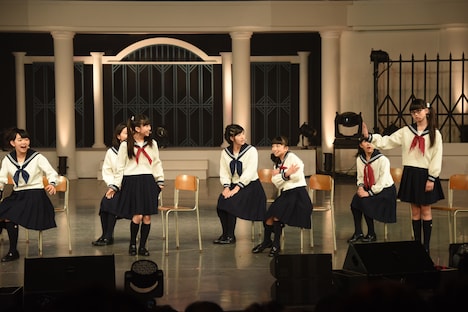 「秋桜学園 合唱部」のパロディ寸劇より森萌々穂に「呪いあれ」と言い放つ吉田爽葉香（右）。