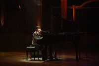 AI「ハピネス」をピアノ弾き語りで届ける山出愛子。