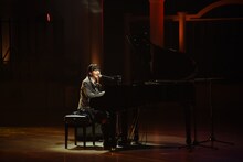 AI「ハピネス」をピアノ弾き語りで届ける山出愛子。