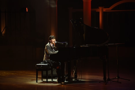 AI「ハピネス」をピアノ弾き語りで届ける山出愛子。