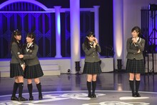 “サクラデミー賞”受賞に驚く日高麻鈴（右から2番目）と、むくれる麻生真彩（左端）。