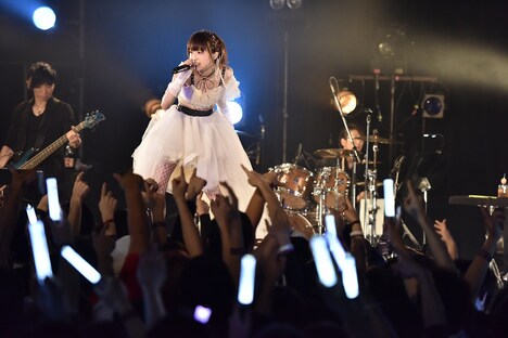 綾野ましろのライブの様子。（撮影：高田真希子）