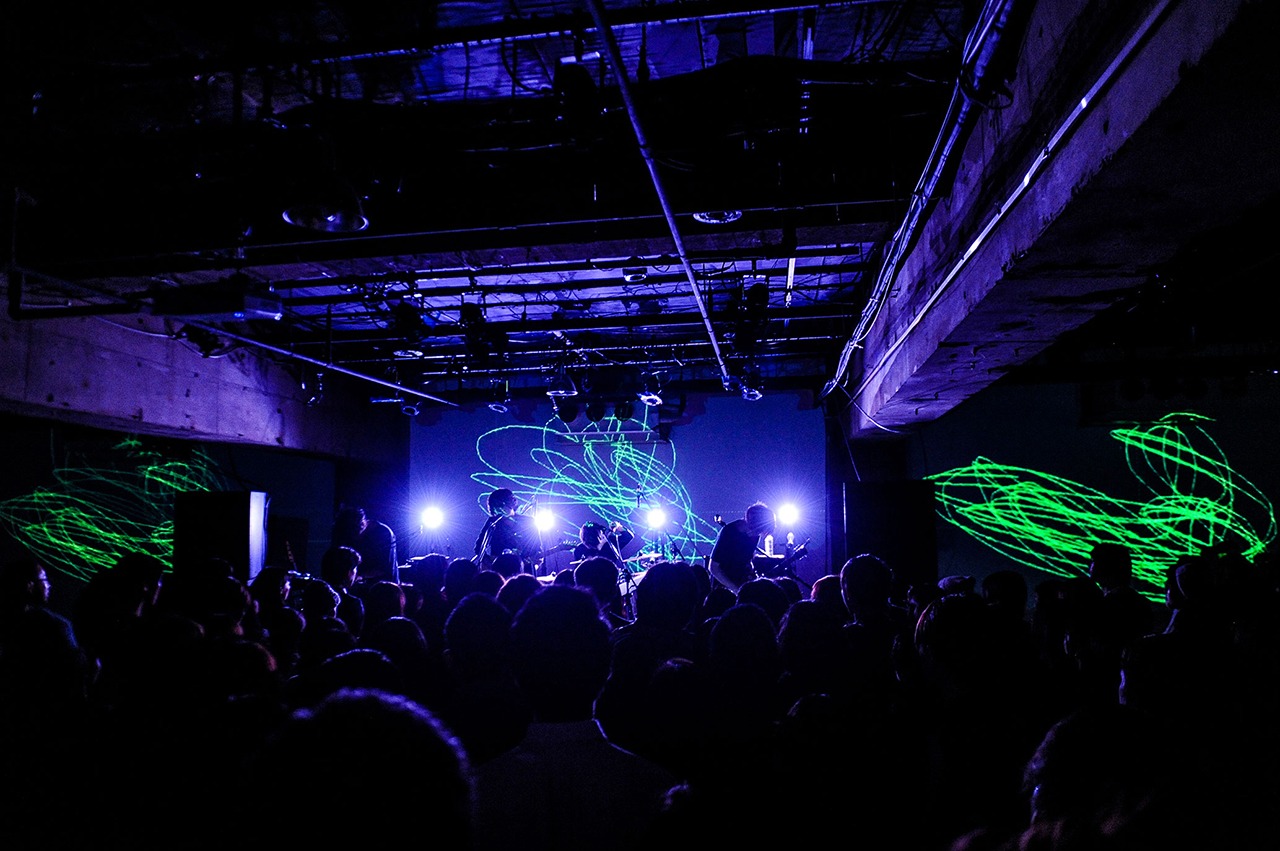 mol-74「kanki」リリースツアー東京・六本木SuperDeluxe公演の様子。