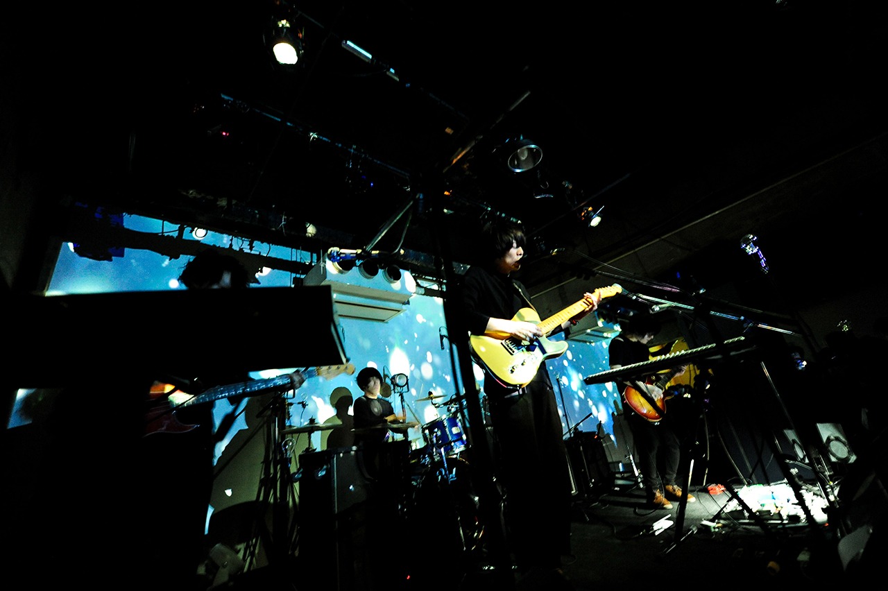 mol-74「kanki」リリースツアー東京・六本木SuperDeluxe公演の様子。