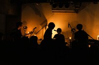 mol-74「kanki」リリースツアー東京・六本木SuperDeluxe公演の様子。