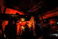 mol-74「kanki」リリースツアー東京・六本木SuperDeluxe公演の様子。