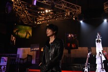 囲み取材に応じる中野雅之（Programming, B）。