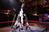 フロア中央に展示された川島道行（Vo, G）のギター。