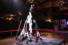 フロア中央に展示された川島道行（Vo, G）のギター。