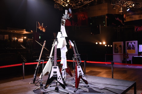 フロア中央に展示された川島道行（Vo, G）のギター。