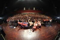LACCO TOWER「『心臓文庫』リリースツアー“心造旅行”ファイナル」終演後の記念写真。（撮影：鈴木公平）