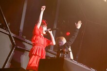 左からきゃりーぱみゅぱみゅ、中田ヤスタカ。