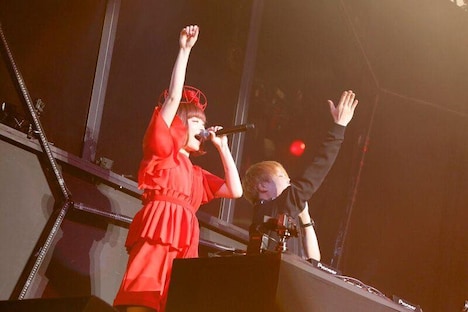 左からきゃりーぱみゅぱみゅ、中田ヤスタカ。