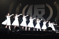 アイドルネッサンスによるオープニングアクトの様子。