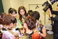 円陣を組むアップアップガールズ（仮）。