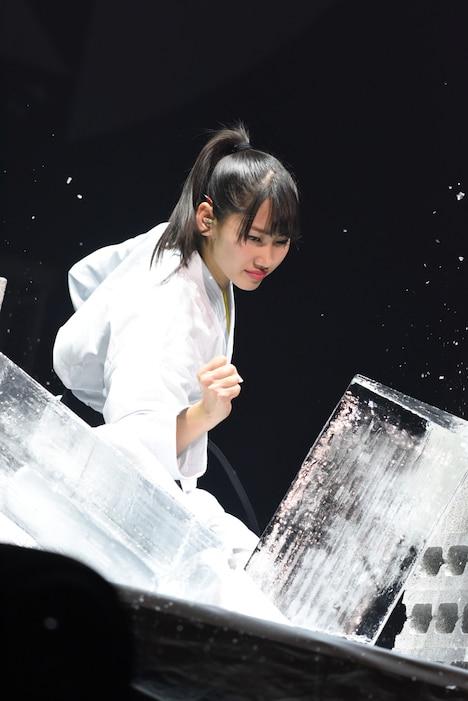 佐保明梨による氷柱割の様子。