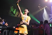 トロッコに乗って移動する佐保明梨。