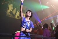 トロッコに乗って移動する新井愛瞳。