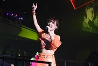 トロッコに乗って移動する関根梓。