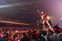 神輿の上に乗る仙石みなみ。