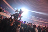 神輿の上に乗る仙石みなみ。