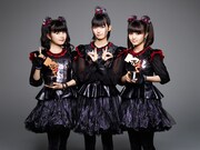 「MTV VMAJ 2016」の受賞トロフィーを抱えるBABYMETAL。