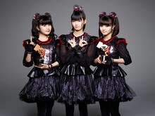「MTV VMAJ 2016」の受賞トロフィーを抱えるBABYMETAL。