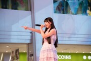 山崎エリイ「『全部、君のせいだ。』リリース記念ミニライブ＆ハイタッチ会」の様子。（写真提供：日本コロムビア）